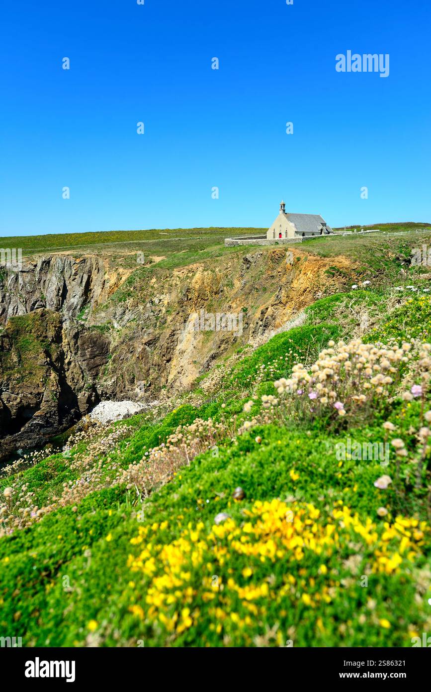 Cléden-Cap-Sizun (Bretagne, Nordwestfrankreich): Kirchturm der Kapelle Saint-Thee auf der Landzunge „pointe du Van“ Stockfoto