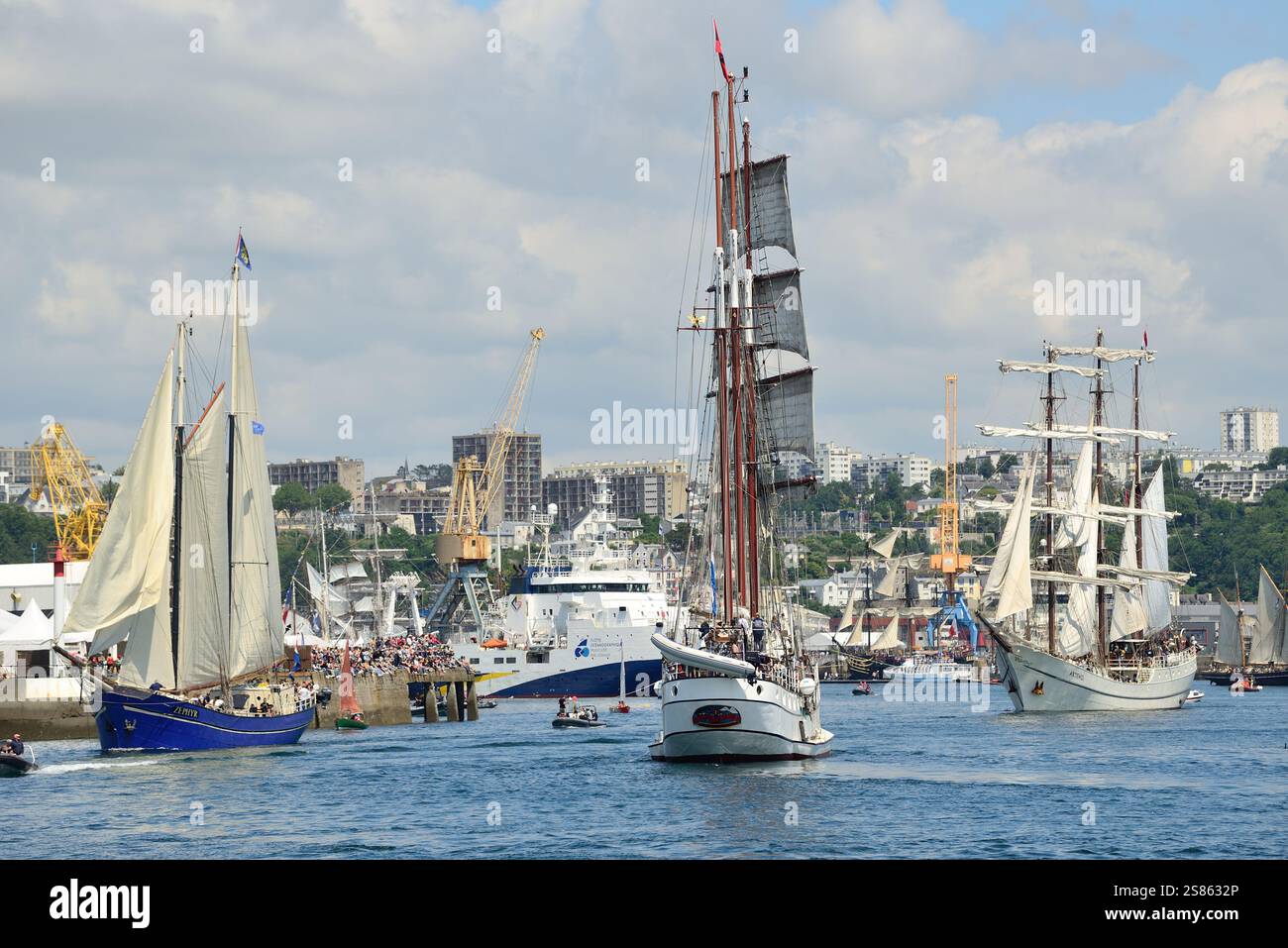 Brest (Bretagne, Nordwestfrankreich): „Brest 2024“, Seefahrtsfest vom 12. Bis 17. Juli, Zusammenkunft alter Segelschiffe. Mehr als 1.000 Schiffe gath Stockfoto