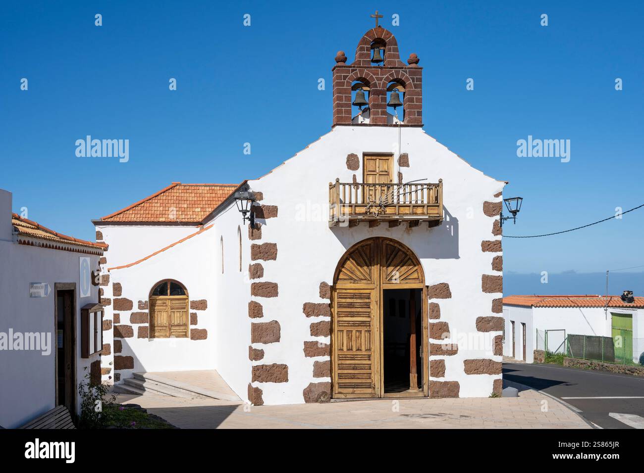 Las Tricias, La Palma, Kanarische Inseln von Spanien, 15. Januar 2025: Blick auf die Kirche Las Tricias auf La Palma. Nuestra Senora de Carmen Stockfoto
