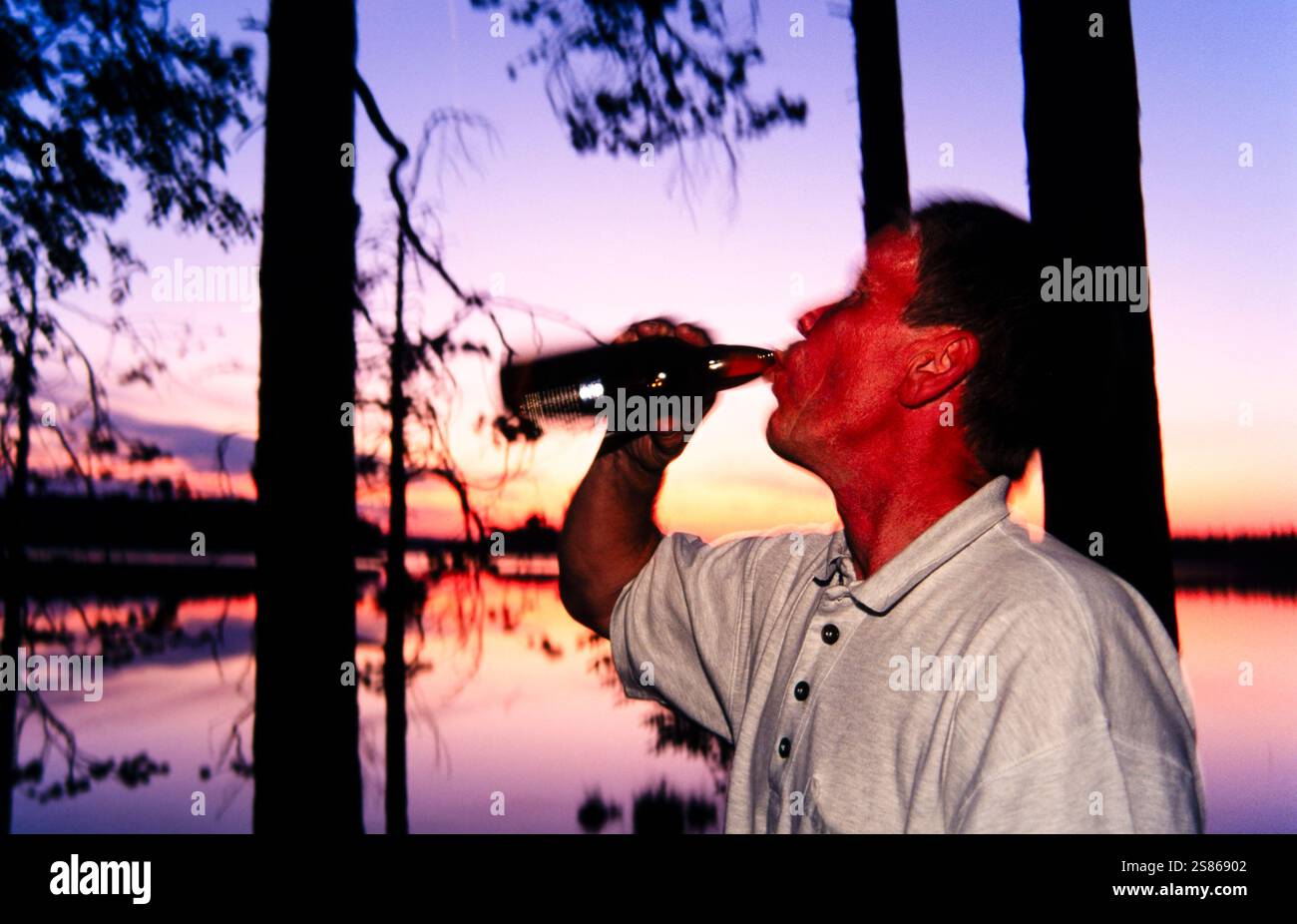 Mann trinkt Bier Stockfoto