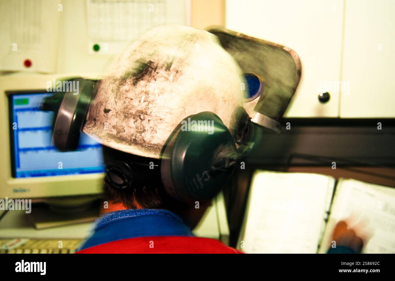 Arbeiter im Stahlwerk Stockfoto