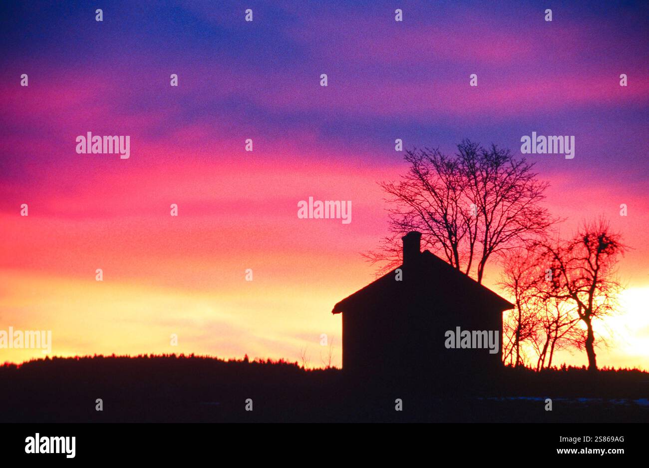 Die Silhouette des Hauses in der Abenddämmerung Stockfoto