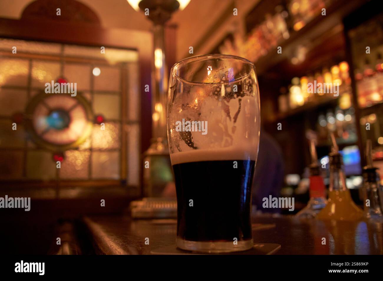 Halb betrunkenes Pint Stout in bowes Bar Flottenstraße dublin republik irland Stockfoto