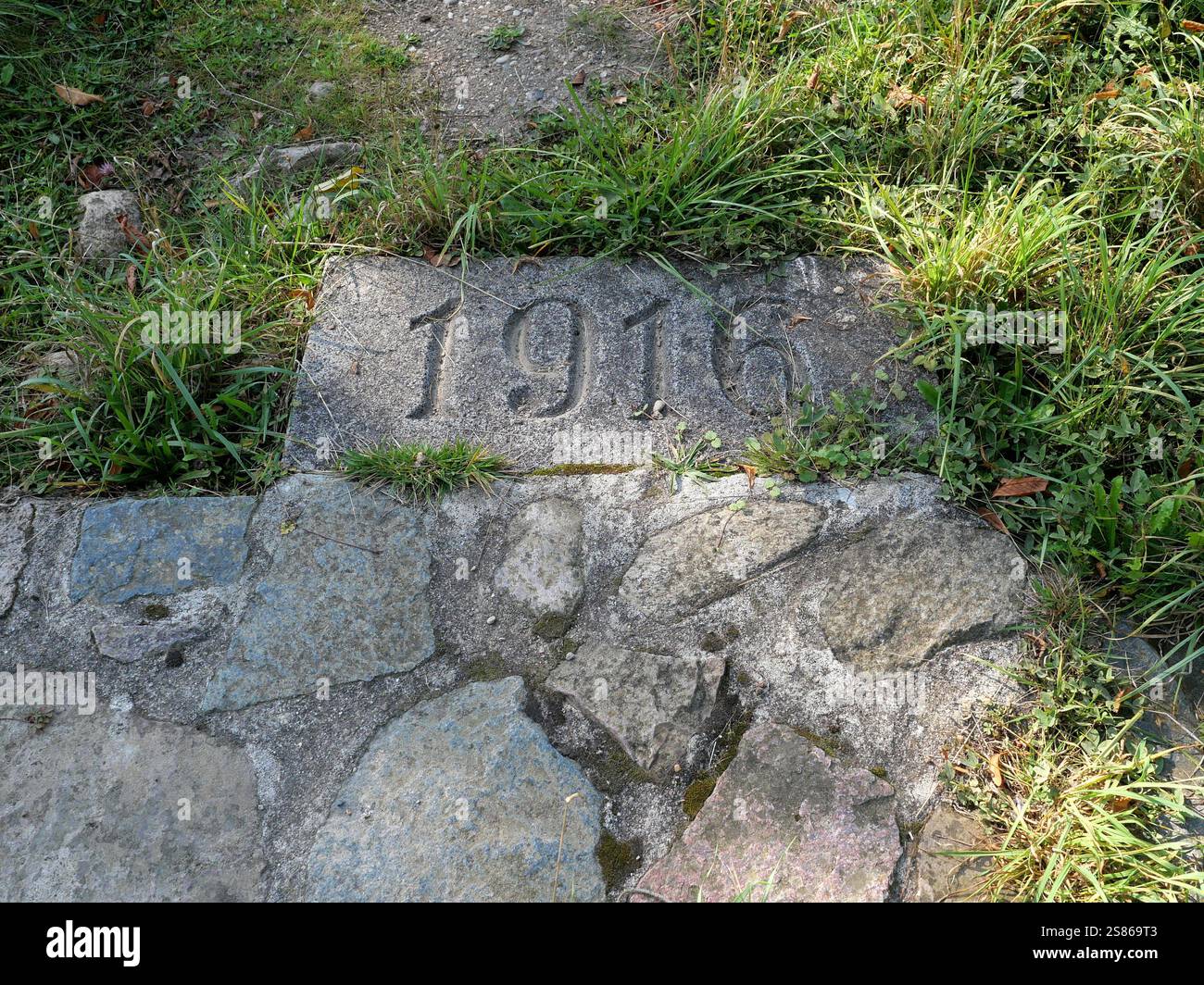 Die Schritte mit den beschrifteten Jahren des Ersten Weltkriegs führen uns zurück in die Vergangenheit und erinnern uns an die Opfer des Krieges. Stockfoto