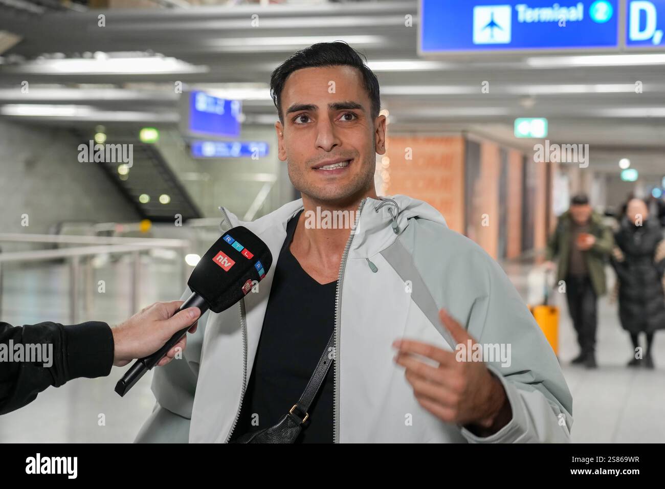 RTL Dschungelcamp - Frankfurt 2025. Timur Ülker beim Abflug ins RTL Dschungelcamp 2025 am Flughafen Frankfurt. Frankfurter Flughafen Hessen *** RTL Jungle Camp Frankfurt 2025 Timur Ülker startet zum RTL Jungle Camp 2025 am Frankfurter Flughafen Hessen Stockfoto