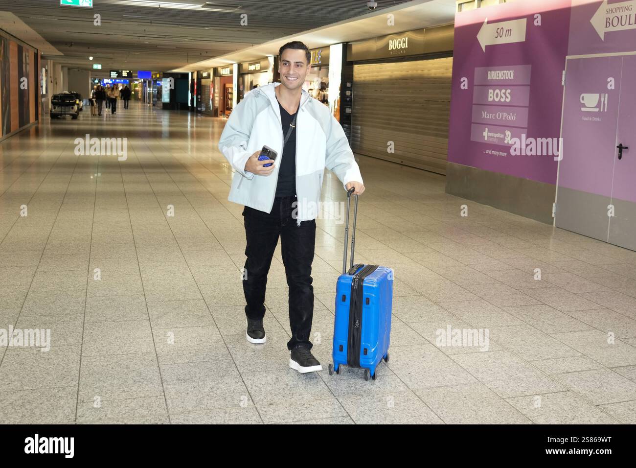 RTL Dschungelcamp - Frankfurt 2025. Timur Ülker beim Abflug ins RTL Dschungelcamp 2025 am Flughafen Frankfurt. Frankfurter Flughafen Hessen *** RTL Jungle Camp Frankfurt 2025 Timur Ülker startet zum RTL Jungle Camp 2025 am Frankfurter Flughafen Hessen Stockfoto