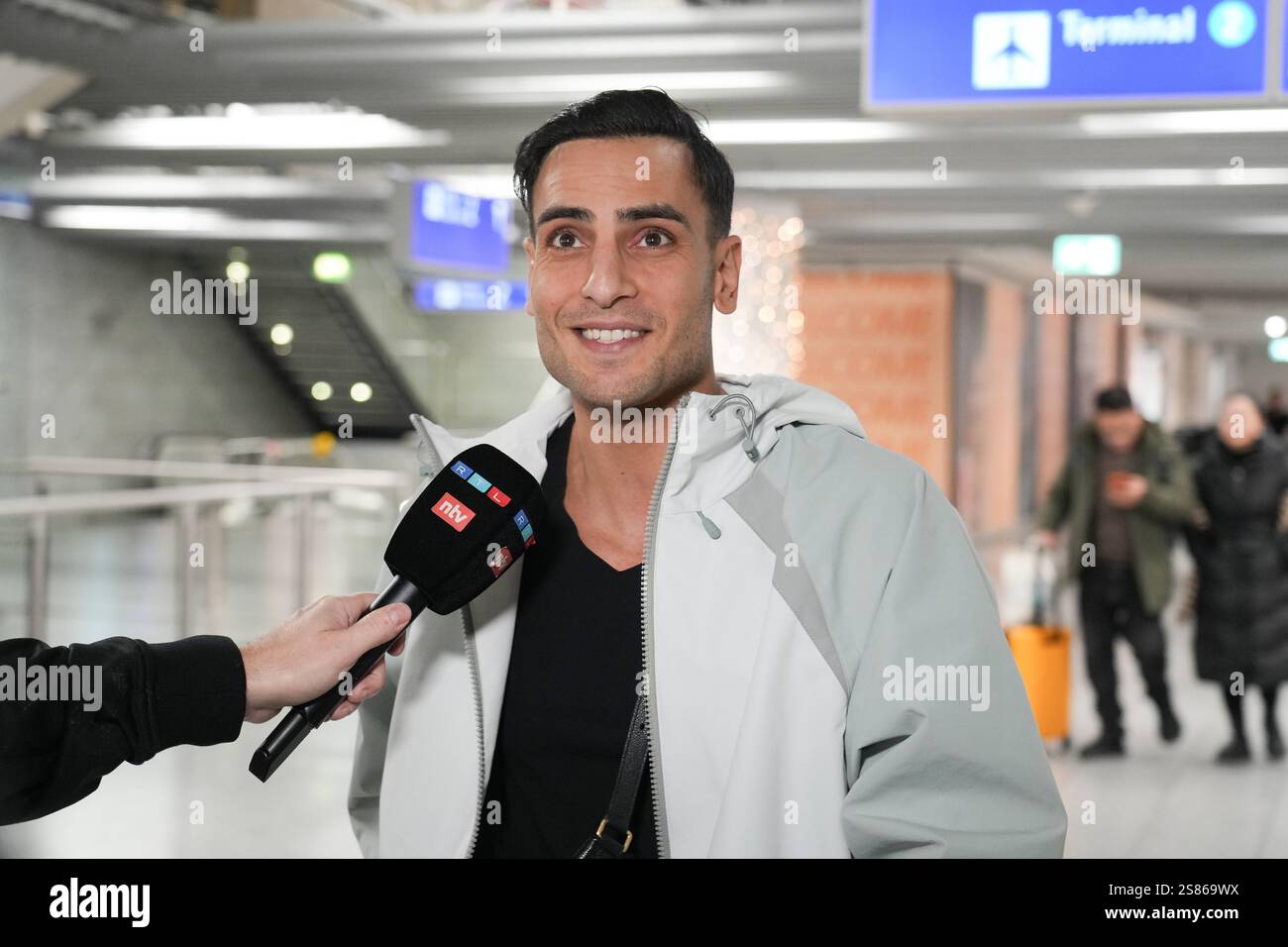 RTL Dschungelcamp - Frankfurt 2025. Timur Ülker beim Abflug ins RTL Dschungelcamp 2025 am Flughafen Frankfurt. Frankfurter Flughafen Hessen *** RTL Jungle Camp Frankfurt 2025 Timur Ülker startet zum RTL Jungle Camp 2025 am Frankfurter Flughafen Hessen Stockfoto