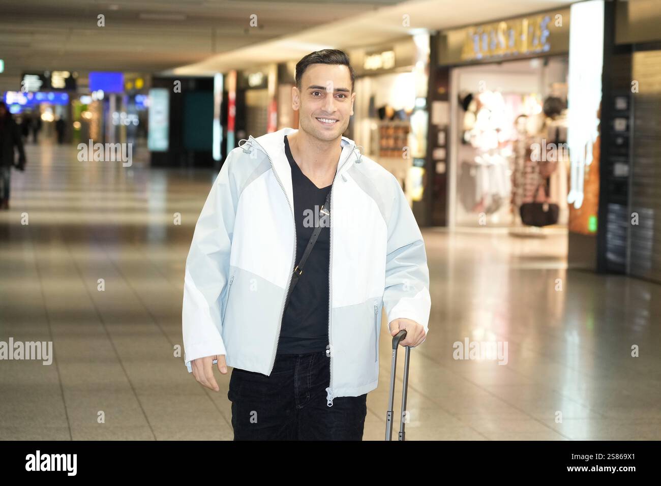 RTL Dschungelcamp - Frankfurt 2025. Timur Ülker beim Abflug ins RTL Dschungelcamp 2025 am Flughafen Frankfurt. Frankfurter Flughafen Hessen *** RTL Jungle Camp Frankfurt 2025 Timur Ülker startet zum RTL Jungle Camp 2025 am Frankfurter Flughafen Hessen Stockfoto