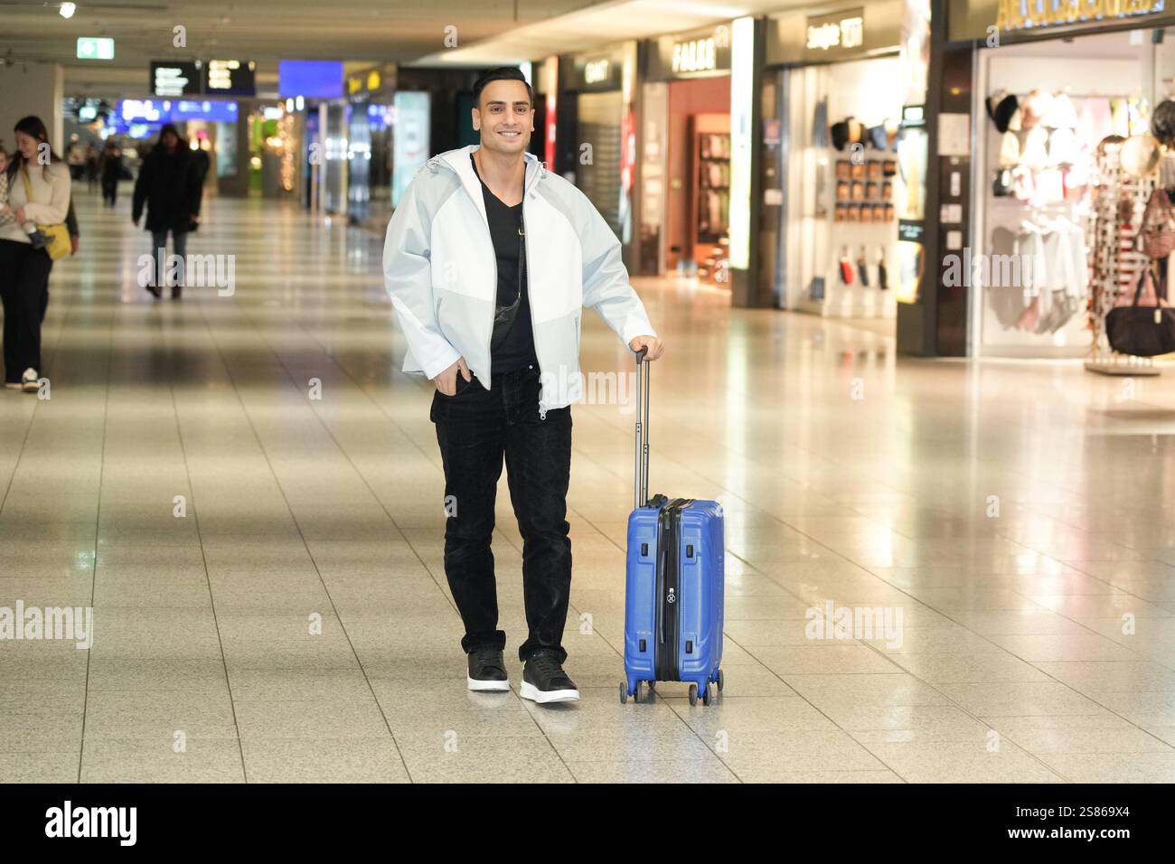 RTL Dschungelcamp - Frankfurt 2025. Timur Ülker beim Abflug ins RTL Dschungelcamp 2025 am Flughafen Frankfurt. Frankfurter Flughafen Hessen *** RTL Jungle Camp Frankfurt 2025 Timur Ülker startet zum RTL Jungle Camp 2025 am Frankfurter Flughafen Hessen Stockfoto