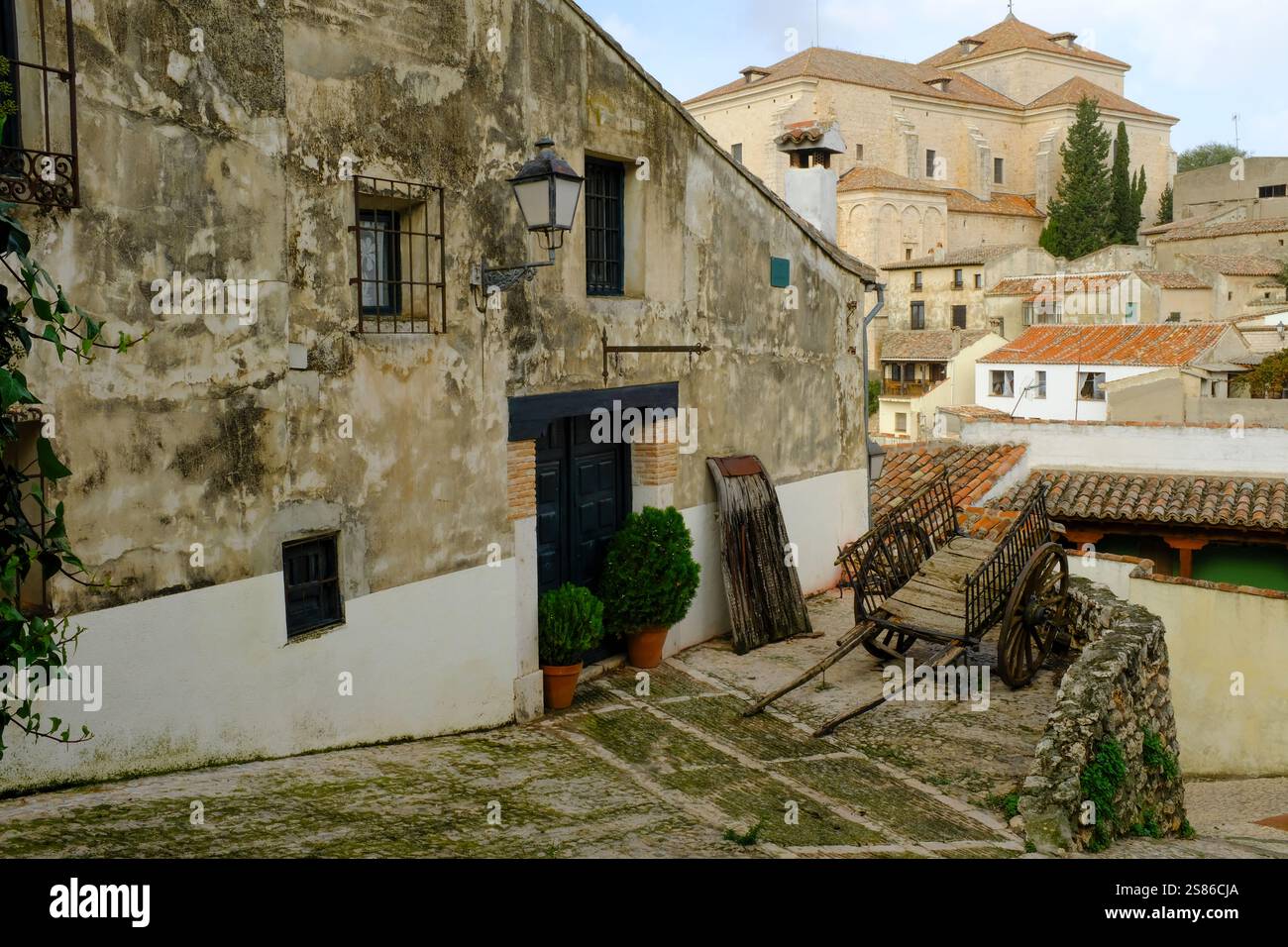 Traditioneller Holzwagen und Dreschschlitten mit der Kirche unserer Lieben Frau von der Asumption im Hintergrund. Chinchón, Comunidad de Madrid, Spanien Stockfoto