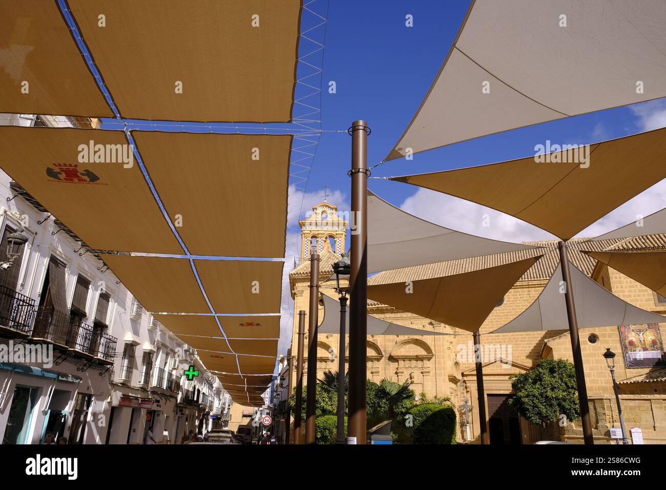 Segelartige, geometrische Straßensonnenschirme oder Baldachin bieten Schutz vor der Sonne und Hitze des spanischen Sommers, Osuna, Sevilla PR, Andalusien, Spanien Stockfoto