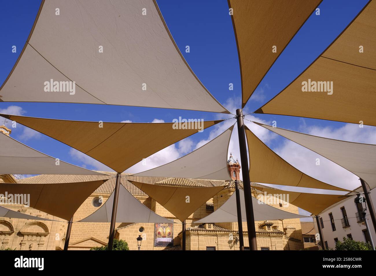 Segelartige, geometrische Straßensonnenschirme oder Baldachin bieten Schutz vor der Sonne und Hitze des spanischen Sommers, Osuna, Sevilla PR, Andalusien, Spanien Stockfoto