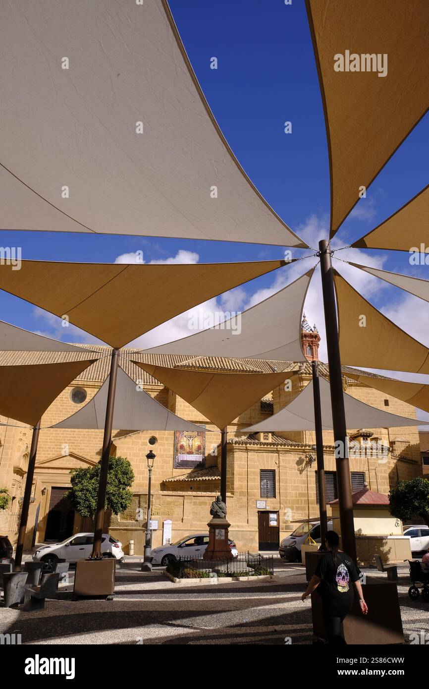 Segelartige, geometrische Straßensonnenschirme oder Baldachin bieten Schutz vor der Sonne und Hitze des spanischen Sommers, Osuna, Sevilla PR, Andalusien, Spanien Stockfoto