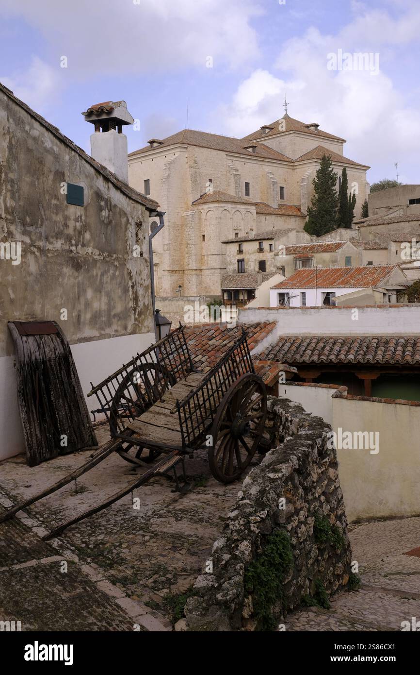 Blick auf die Iglesia de Nuestra Señora de la Asunción mit Holzwagen und Dreschschlitten im Vordergrund, Chinchón, Communidad de Madrid, Spanien Stockfoto