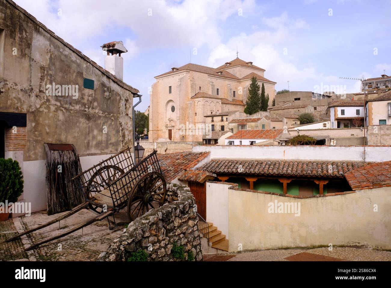 Blick auf die Iglesia de Nuestra Señora de la Asunción und traditionellen Holzwagen und Dreschschlitten, Chinchón, Communidad de Madrid, Spanien Stockfoto