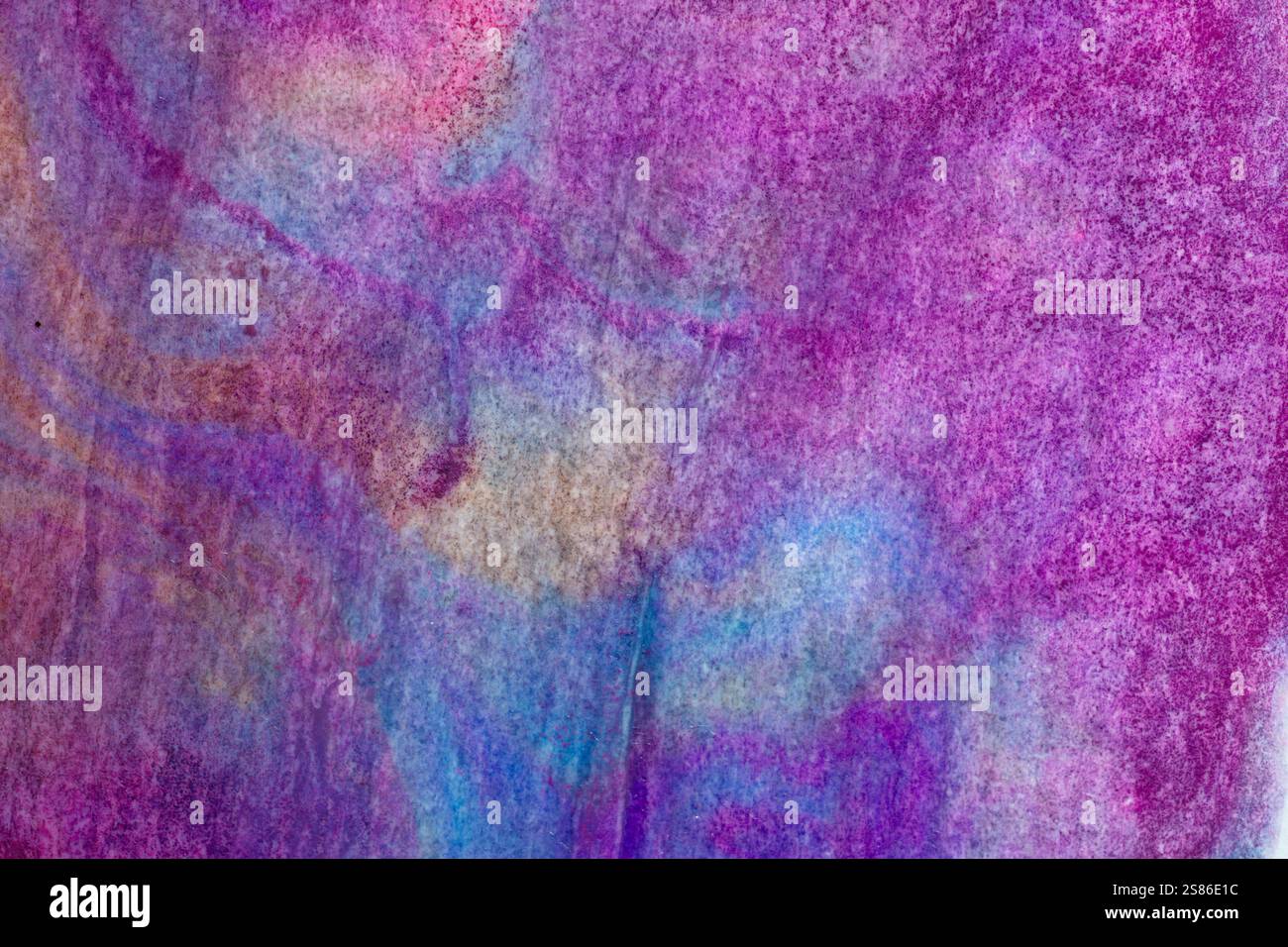 Abstrakte vibrierende mehrfarbige nasse Farbe wirbeln auf weißem strukturiertem Papierhintergrund. Lila Orange und rosa Neonfarben Stockfoto