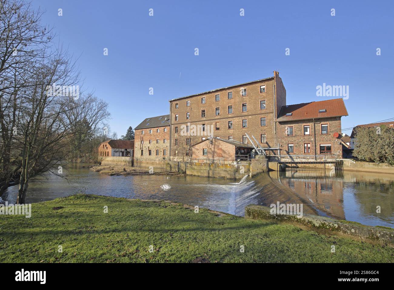 Ehemaliges Mühlen- und altes Fabrikgebäude mit Stauwerk an der Kinzig, Rueckingen, Erlensee, Hessen, Deutschland, Europa Stockfoto