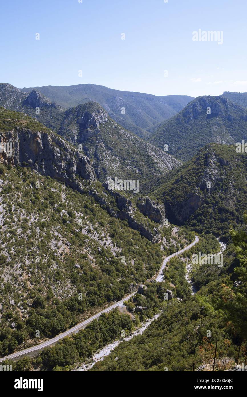 Straße durch die Berglandschaft von Arcadia, Peloponnes, Griechenland, Europa Stockfoto