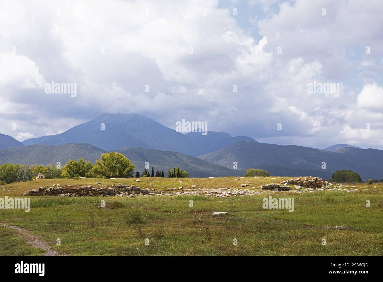 Theater oder Theater in der archäologischen Stätte von Mantineia, Hochland von Arcadia, Peloponnes, Griechenland, Europa Stockfoto