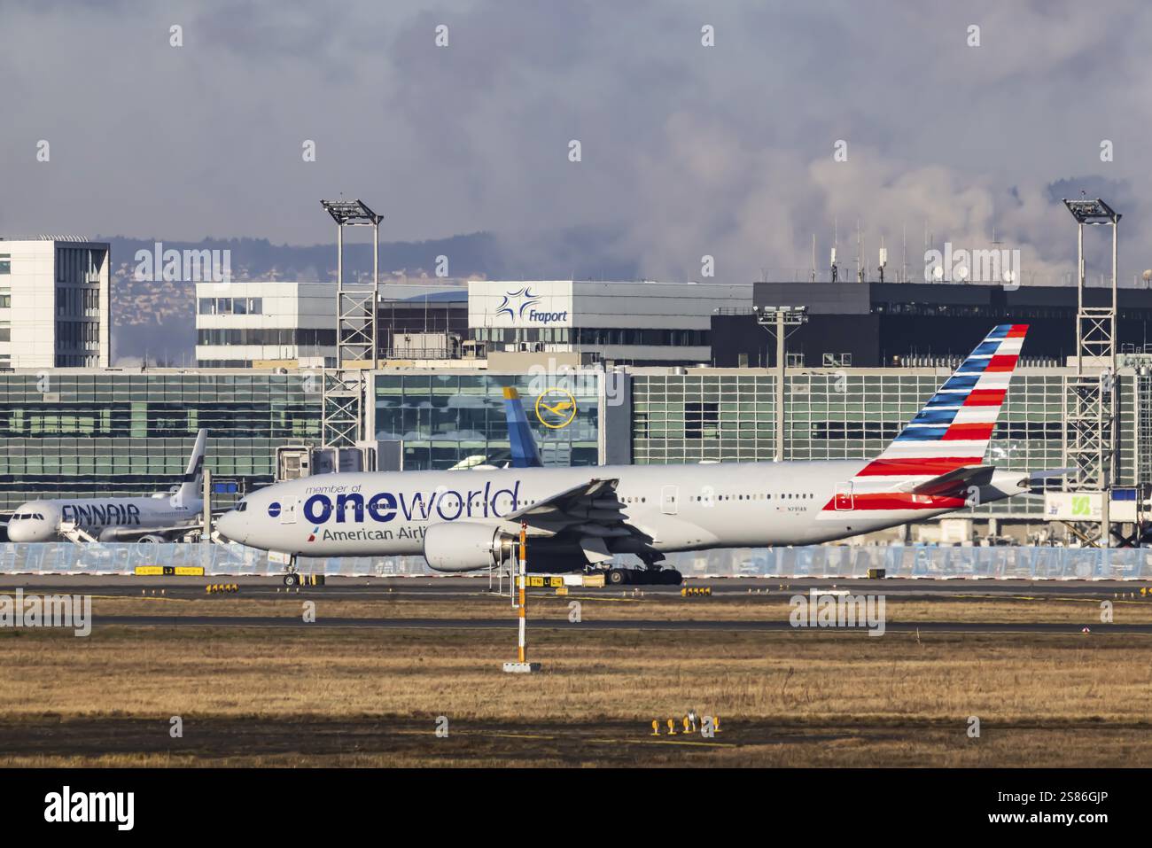 Flugzeug vor dem Terminal am Frankfurter Flughafen am Flughafen Fraport. Luftfahrzeugkennzeichen: N791AN, Boeing 777, American Airlines, Lackierung Stockfoto