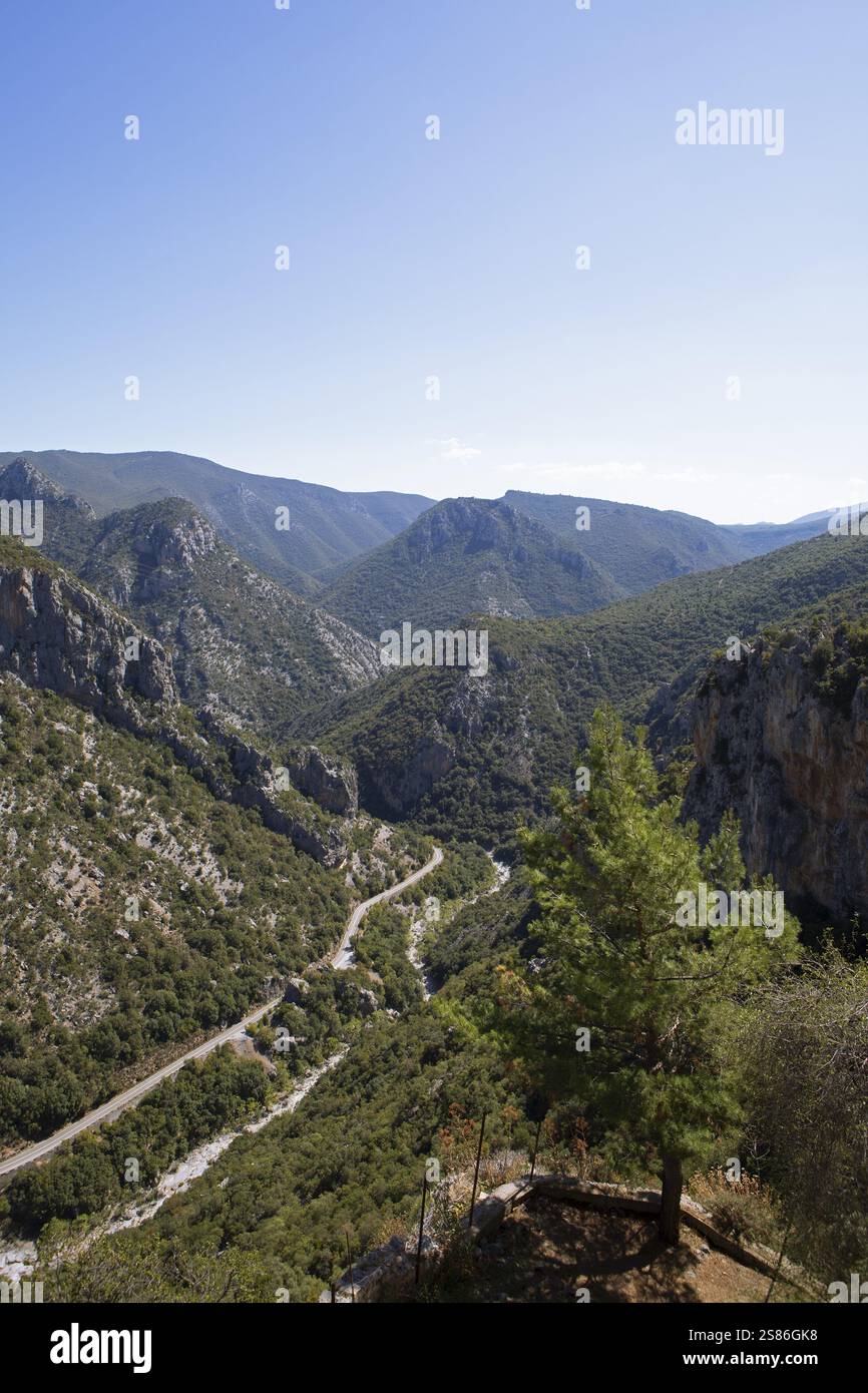 Straße durch die Berglandschaft von Arcadia, Peloponnes, Griechenland, Europa Stockfoto