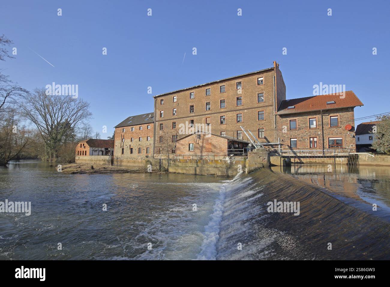 Ehemaliges Mühlen- und altes Fabrikgebäude mit Stauwerk an der Kinzig, Rueckingen, Erlensee, Hessen, Deutschland, Europa Stockfoto