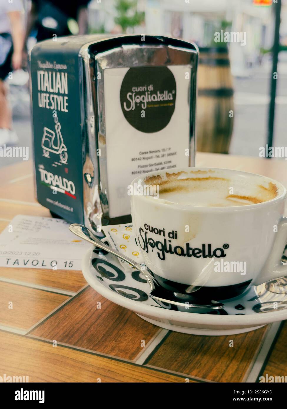 Das CUORI di Sfogliatella befindet sich in P.za Giuseppe Garibaldi, 93, im Herzen von Neapel, und ist ein Paradies für Konditorliebhaber. - Smartphone-aufgenommenes Stockfoto