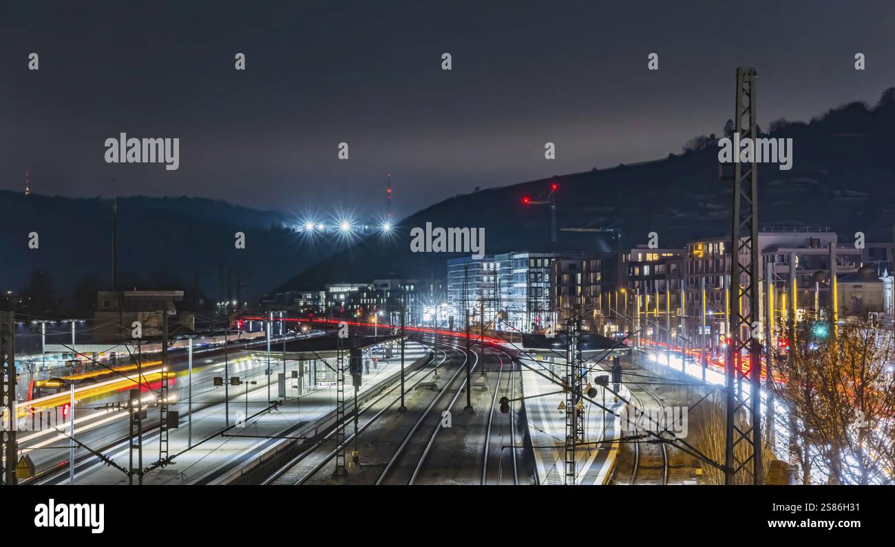 Bahnhof Esslingen bei Nacht, Lichtspur eines vorbeifahrenden Zuges. Esslingen am Neckar, Baden-Württemberg, Deutschland, Europa Stockfoto