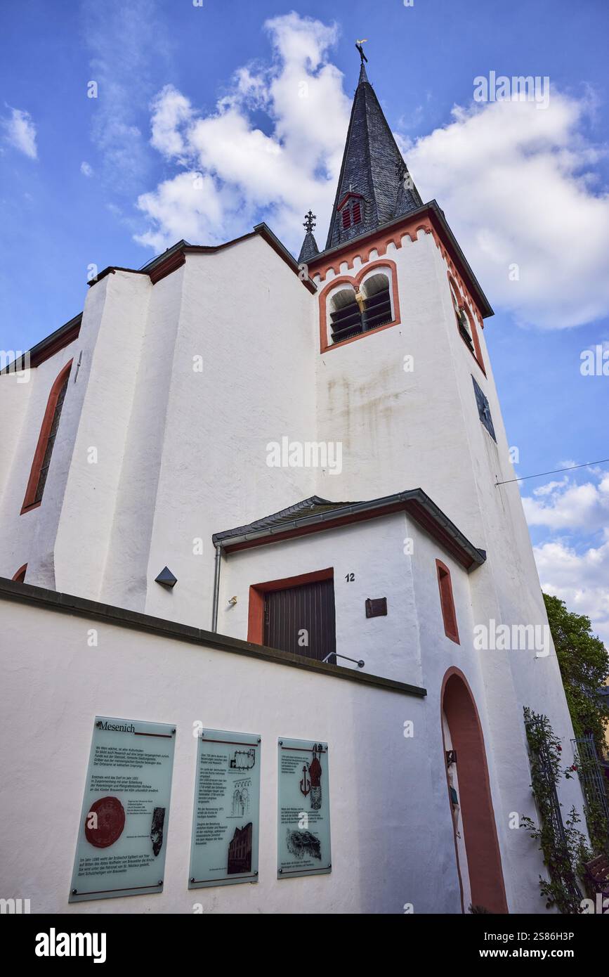 Kirchturm St. Nikolaus, katholische Kirche, Froschperspektive, blauer Himmel mit Kumuluswolken, Weinbergstraße, Mesenich, Bezirk Cochem-Zell, Rhein Stockfoto Kirchturm St. Nikolaus, katholische Kirche, Froschperspektive, blauer Himmel mit Kumuluswolken, Weinbergstraße, Mesenich, Bezirk Cochem-Zell, Rhein Stockfoto