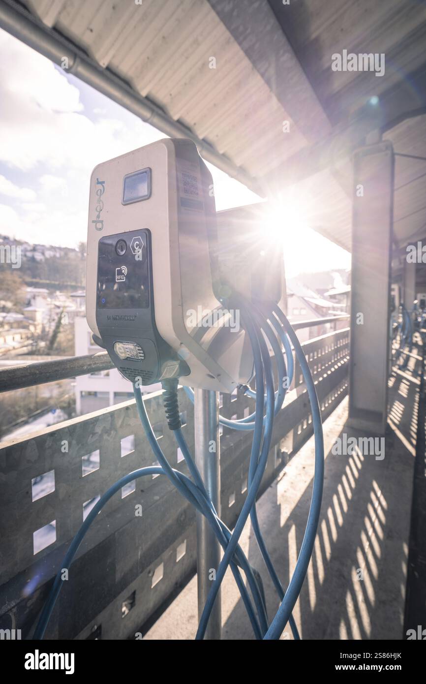 Ladestation für Elektrofahrzeuge mit abgehenden Kabeln bei Sonnenlicht, Parkhaus Kaufland Calw, Bezirk Calw, Schwarzwald, Deutschland, EU Stockfoto