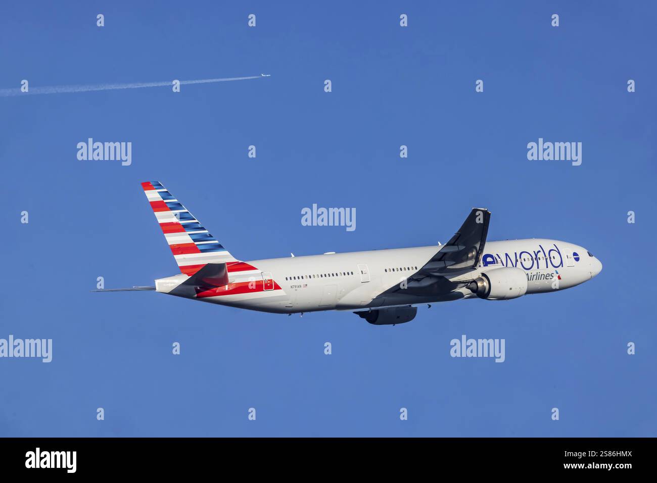 Flugzeugklettern nach dem Start am Flughafen Fraport. Luftfahrzeugkennzeichen: N791AN, Boeing 777, American Airlines, Sonderlackierung mit Werbung Stockfoto