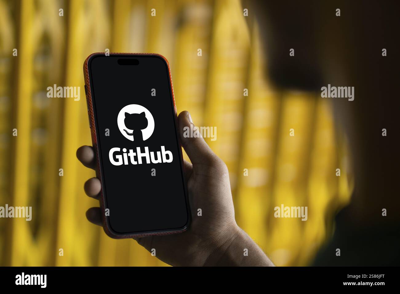 Das github-Logo wird auf dem Smartphone angezeigt. GitHub ist eine proprietäre Entwicklerplattform Stockfoto
