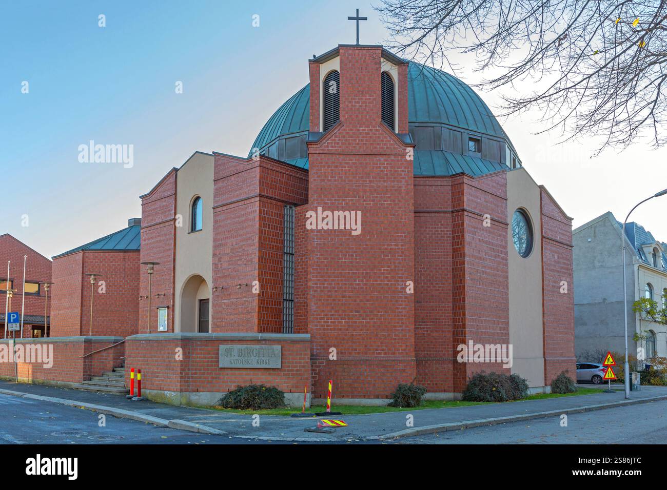 Fredrikstad, Norwegen - 28. Oktober 2016: St. Birgitta Catholic Church Red Bricks Building am Herbsttag. Stockfoto