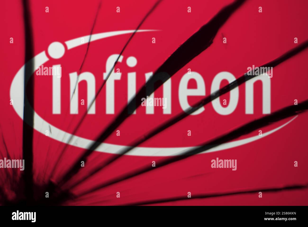 Das infineon-Logo ist auf dem zerbrochenen Glas zu sehen. Die Infineon Technologies AG ist Deutschlands größter Halbleiterhersteller Stockfoto