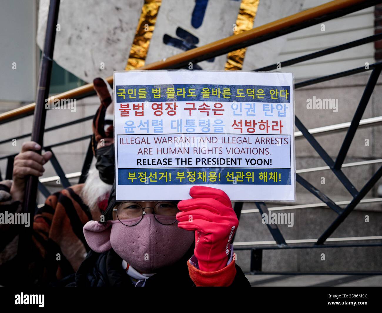 Seoul, Südkorea. Januar 2025. Ein Unterstützer des angeklagten südkoreanischen Präsidenten Yoon Suk Yeol hält am Dienstag, den 21. Januar 2025, ein Schild in der Nähe des Verfassungsgerichts in Seoul, Südkorea. Yoon nahm an einem Amtsenthebungsverfahren wegen seiner Kriegserklärung Teil. Foto: Thomas Maresca/UPI Credit: UPI/Alamy Live News Stockfoto Seoul, Südkorea. Januar 2025. Ein Unterstützer des angeklagten südkoreanischen Präsidenten Yoon Suk Yeol hält am Dienstag, den 21. Januar 2025, ein Schild in der Nähe des Verfassungsgerichts in Seoul, Südkorea. Yoon nahm an einem Amtsenthebungsverfahren wegen seiner Kriegserklärung Teil. Foto: Thomas Maresca/UPI Credit: UPI/Alamy Live News Stockfoto
