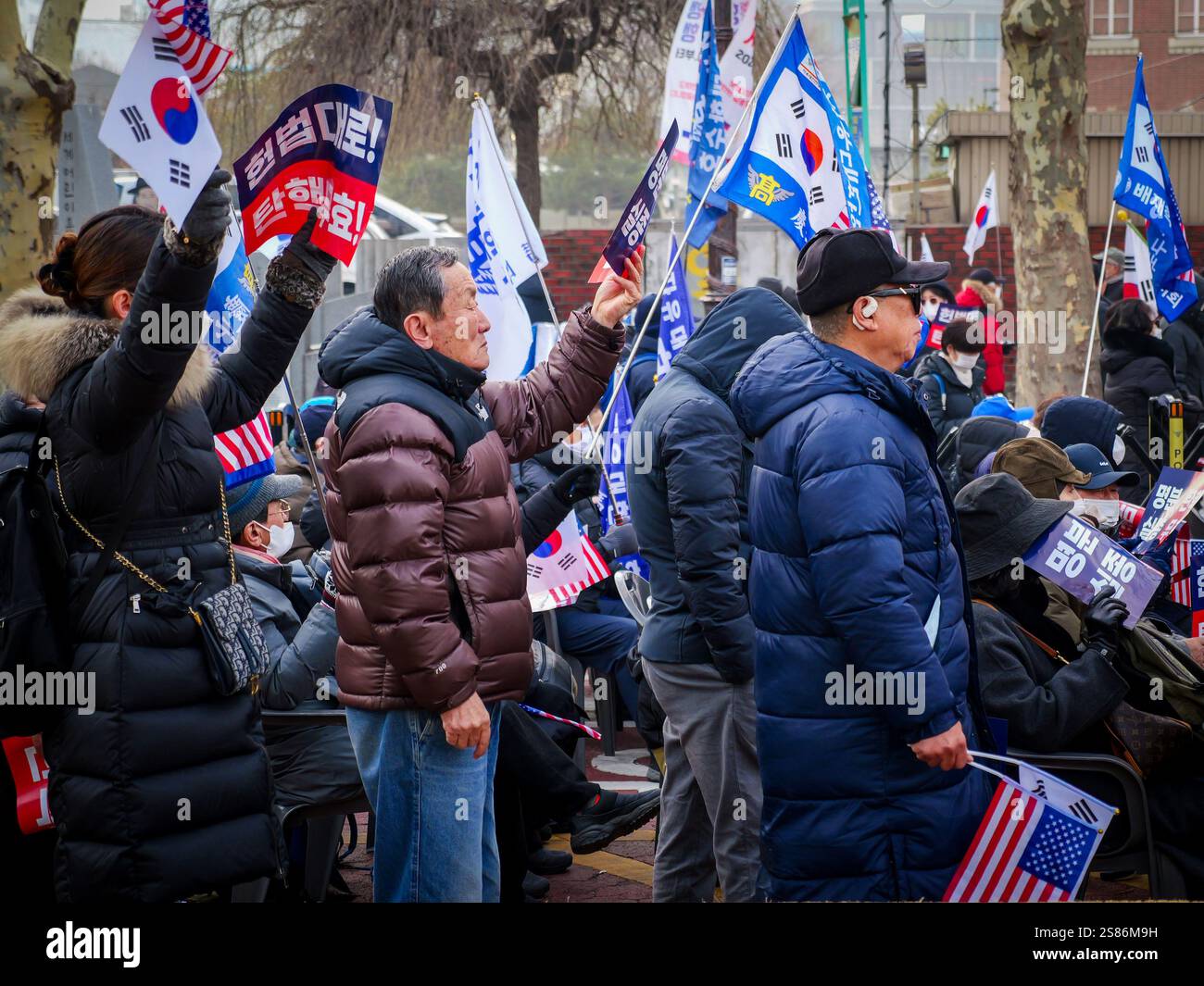 Seoul, Südkorea. Januar 2025. Die Anhänger des angeklagten südkoreanischen Präsidenten Yoon Suk Yeol versammeln sich am Dienstag, den 21. Januar 2025, in der Nähe des Verfassungsgerichts in Seoul. Yoon nahm an einem Amtsenthebungsverfahren wegen seiner Kriegserklärung Teil. Foto: Thomas Maresca/UPI Credit: UPI/Alamy Live News Stockfoto Seoul, Südkorea. Januar 2025. Die Anhänger des angeklagten südkoreanischen Präsidenten Yoon Suk Yeol versammeln sich am Dienstag, den 21. Januar 2025, in der Nähe des Verfassungsgerichts in Seoul. Yoon nahm an einem Amtsenthebungsverfahren wegen seiner Kriegserklärung Teil. Foto: Thomas Maresca/UPI Credit: UPI/Alamy Live News Stockfoto