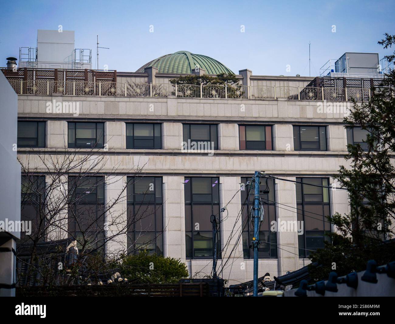 Seoul, Südkorea. Januar 2025. Die Rückseite des Verfassungsgerichts wird am Dienstag, den 21. Januar 2025, in Seoul, Südkorea, gesehen. Der südkoreanische Präsident Yoon Suk Yeol nahm an einem Amtsenthebungsverfahren wegen seiner Kriegserklärung Teil. Foto: Thomas Maresca/UPI Credit: UPI/Alamy Live News Stockfoto Seoul, Südkorea. Januar 2025. Die Rückseite des Verfassungsgerichts wird am Dienstag, den 21. Januar 2025, in Seoul, Südkorea, gesehen. Der südkoreanische Präsident Yoon Suk Yeol nahm an einem Amtsenthebungsverfahren wegen seiner Kriegserklärung Teil. Foto: Thomas Maresca/UPI Credit: UPI/Alamy Live News Stockfoto