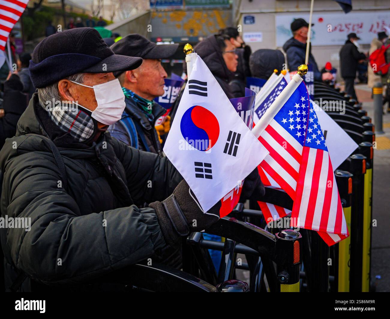 Seoul, Südkorea. Januar 2025. Anhänger des angegriffenen südkoreanischen Präsidenten Yoon Suk Yeol halten koreanische und amerikanische Flaggen bei einer Kundgebung in der Nähe des Verfassungsgerichts in Seoul, Südkorea, am Dienstag, den 21. Januar 2025. Yoon nahm an einem Amtsenthebungsverfahren wegen seiner Kriegserklärung Teil. Foto: Thomas Maresca/UPI Credit: UPI/Alamy Live News Stockfoto Seoul, Südkorea. Januar 2025. Anhänger des angegriffenen südkoreanischen Präsidenten Yoon Suk Yeol halten koreanische und amerikanische Flaggen bei einer Kundgebung in der Nähe des Verfassungsgerichts in Seoul, Südkorea, am Dienstag, den 21. Januar 2025. Yoon nahm an einem Amtsenthebungsverfahren wegen seiner Kriegserklärung Teil. Foto: Thomas Maresca/UPI Credit: UPI/Alamy Live News Stockfoto