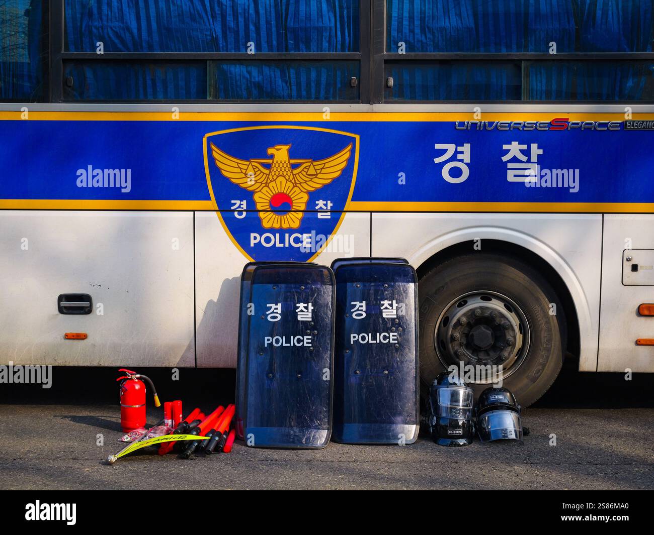 Seoul, Südkorea. Januar 2025. Polizeiausrüstung wird am Dienstag, den 21. Januar 2025, in der Nähe des südkoreanischen Präsidenten Yoon Suk Yeol in der Nähe des Verfassungsgerichts in Seoul, Südkorea, gegen einen Bus gelehnt gesehen. Etwa 4.000 Offiziere wurden entsandt, als Yoon an einem Amtsenthebungsverfahren wegen seiner Kriegserklärung teilnahm. Foto: Thomas Maresca/UPI Credit: UPI/Alamy Live News Stockfoto Seoul, Südkorea. Januar 2025. Polizeiausrüstung wird am Dienstag, den 21. Januar 2025, in der Nähe des südkoreanischen Präsidenten Yoon Suk Yeol in der Nähe des Verfassungsgerichts in Seoul, Südkorea, gegen einen Bus gelehnt gesehen. Etwa 4.000 Offiziere wurden entsandt, als Yoon an einem Amtsenthebungsverfahren wegen seiner Kriegserklärung teilnahm. Foto: Thomas Maresca/UPI Credit: UPI/Alamy Live News Stockfoto