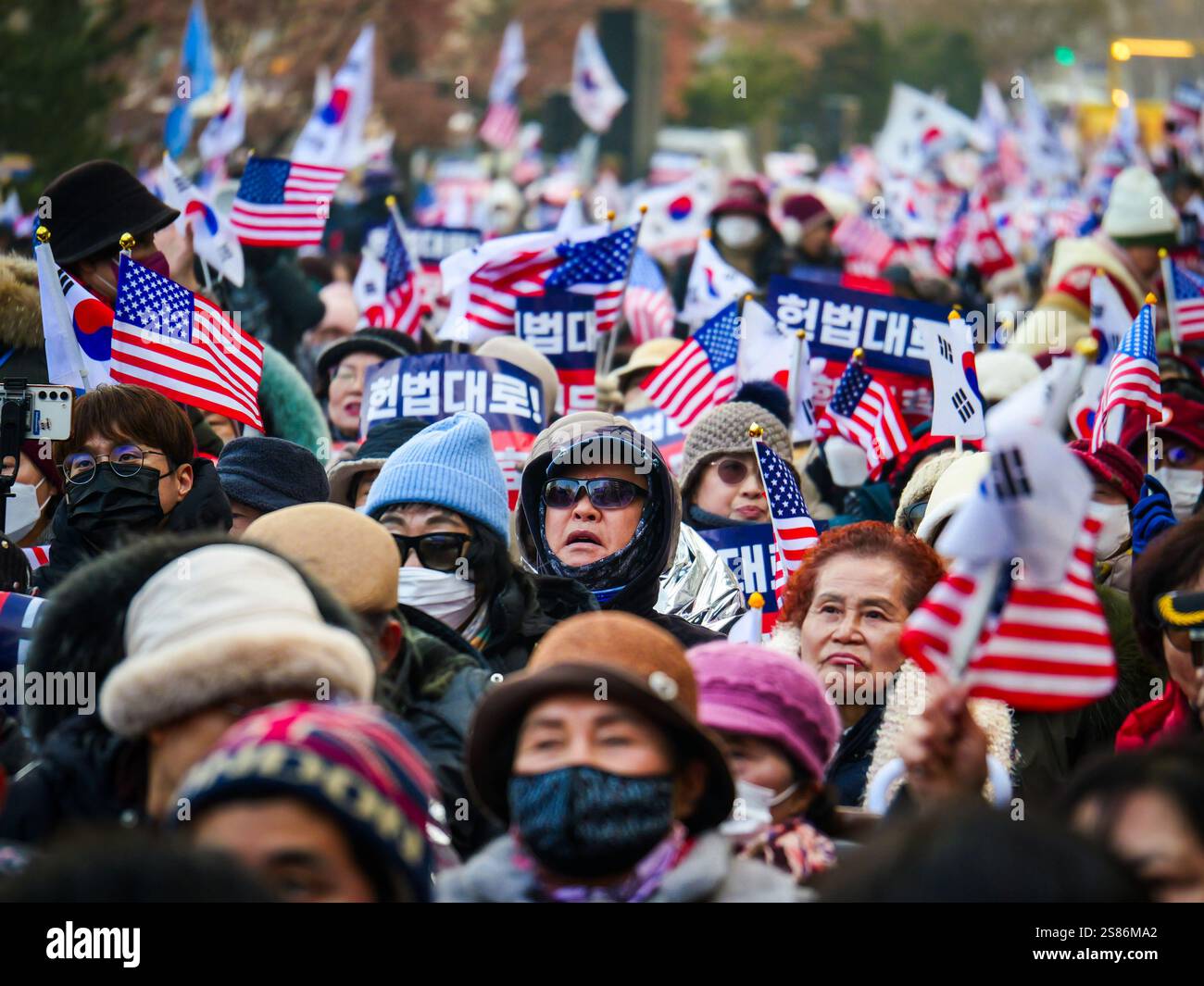 Seoul, Südkorea. Januar 2025. Die Anhänger des angeklagten südkoreanischen Präsidenten Yoon Suk Yeol versammeln sich am Dienstag, den 21. Januar 2025, in der Nähe des Verfassungsgerichts in Seoul. Yoon nahm an einem Amtsenthebungsverfahren wegen seiner Kriegserklärung Teil. Foto: Thomas Maresca/UPI Credit: UPI/Alamy Live News Stockfoto Seoul, Südkorea. Januar 2025. Die Anhänger des angeklagten südkoreanischen Präsidenten Yoon Suk Yeol versammeln sich am Dienstag, den 21. Januar 2025, in der Nähe des Verfassungsgerichts in Seoul. Yoon nahm an einem Amtsenthebungsverfahren wegen seiner Kriegserklärung Teil. Foto: Thomas Maresca/UPI Credit: UPI/Alamy Live News Stockfoto