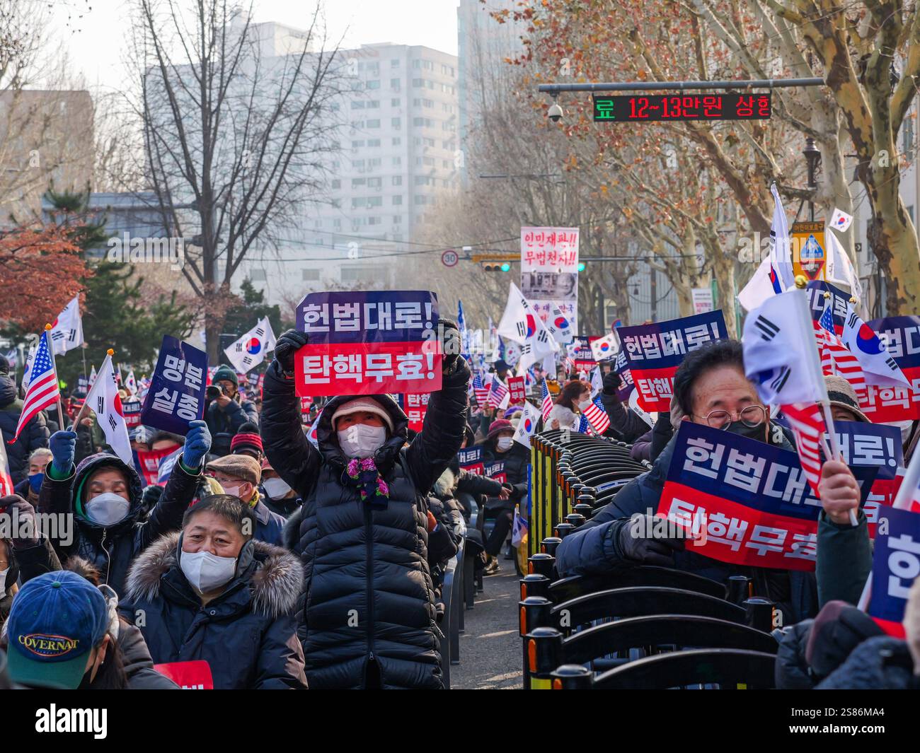 Seoul, Südkorea. Januar 2025. Die Anhänger des angeklagten südkoreanischen Präsidenten Yoon Suk Yeol versammeln sich am Dienstag, den 21. Januar 2025, in der Nähe des Verfassungsgerichts in Seoul. Yoon nahm an einem Amtsenthebungsverfahren wegen seiner Kriegserklärung Teil. Foto: Thomas Maresca/UPI Credit: UPI/Alamy Live News Stockfoto Seoul, Südkorea. Januar 2025. Die Anhänger des angeklagten südkoreanischen Präsidenten Yoon Suk Yeol versammeln sich am Dienstag, den 21. Januar 2025, in der Nähe des Verfassungsgerichts in Seoul. Yoon nahm an einem Amtsenthebungsverfahren wegen seiner Kriegserklärung Teil. Foto: Thomas Maresca/UPI Credit: UPI/Alamy Live News Stockfoto