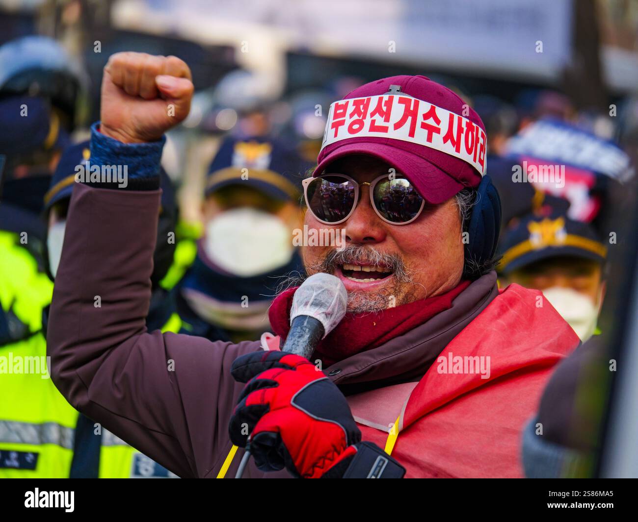 Seoul, Südkorea. Januar 2025. Ein Demonstrant mit Hut, der Wahlbetrug behauptet, spricht am Dienstag, den 21. Januar 2025, mit einer Gruppe von Anhängern des angeklagten südkoreanischen Präsidenten Yoon Suk Yeol in der Nähe des Verfassungsgerichts in Seoul, Südkorea. Yoon nahm an einem Amtsenthebungsverfahren wegen seiner Kriegserklärung Teil. Foto: Thomas Maresca/UPI Credit: UPI/Alamy Live News Stockfoto Seoul, Südkorea. Januar 2025. Ein Demonstrant mit Hut, der Wahlbetrug behauptet, spricht am Dienstag, den 21. Januar 2025, mit einer Gruppe von Anhängern des angeklagten südkoreanischen Präsidenten Yoon Suk Yeol in der Nähe des Verfassungsgerichts in Seoul, Südkorea. Yoon nahm an einem Amtsenthebungsverfahren wegen seiner Kriegserklärung Teil. Foto: Thomas Maresca/UPI Credit: UPI/Alamy Live News Stockfoto