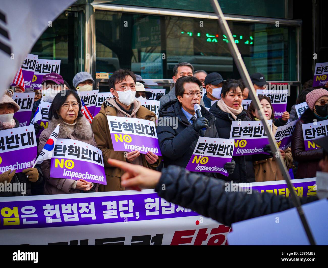Seoul, Südkorea. Januar 2025. Anhänger des angeklagten südkoreanischen Präsidenten Yoon Suk Yeol halten bei einer Kundgebung in der Nähe des Verfassungsgerichts in Seoul, Südkorea, am Dienstag, den 21. Januar 2025 Zeichen für „keine Amtsenthebung“. Yoon nahm an einem Amtsenthebungsverfahren wegen seiner Kriegserklärung Teil. Foto: Thomas Maresca/UPI Credit: UPI/Alamy Live News Stockfoto Seoul, Südkorea. Januar 2025. Anhänger des angeklagten südkoreanischen Präsidenten Yoon Suk Yeol halten bei einer Kundgebung in der Nähe des Verfassungsgerichts in Seoul, Südkorea, am Dienstag, den 21. Januar 2025 Zeichen für „keine Amtsenthebung“. Yoon nahm an einem Amtsenthebungsverfahren wegen seiner Kriegserklärung Teil. Foto: Thomas Maresca/UPI Credit: UPI/Alamy Live News Stockfoto