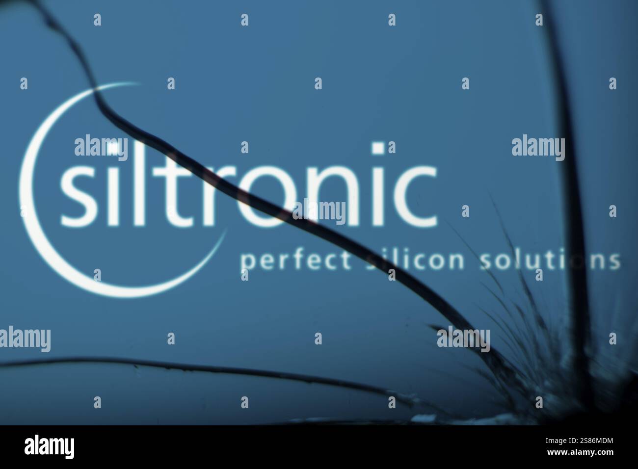 Das Logo der Dhaka, Bangladesch - Siltronic AG ist auf dem Glasbruch zu sehen. Ist ein Hersteller von Wafern aus Silizium, einem modernen Mikro- und Nanotechnologieunternehmen Stockfoto