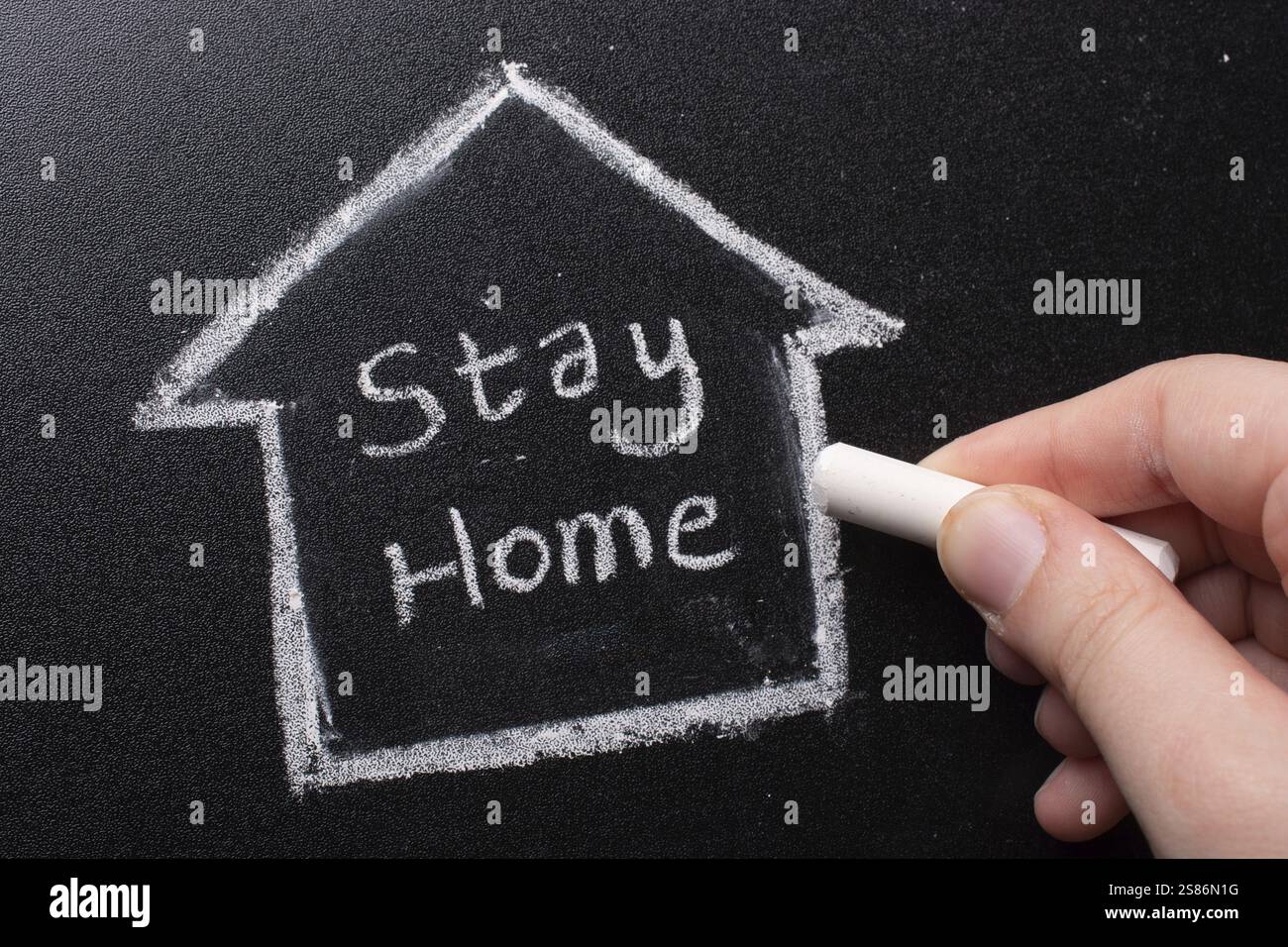 Konzept des Virenschutzes mit Text Stay Home Stockfoto