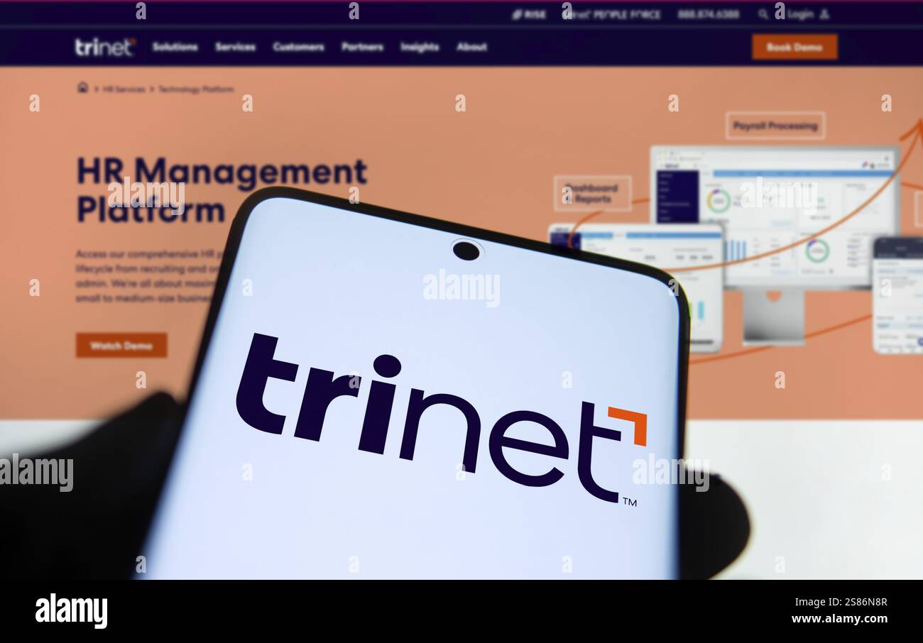 Das TriNet-Logo wird auf dem Smartphone angezeigt. TriNet Group, Inc. Ist ein Unternehmen in Dublin, Kalifornien Stockfoto Das TriNet-Logo wird auf dem Smartphone angezeigt. TriNet Group, Inc. Ist ein Unternehmen in Dublin, Kalifornien Stockfoto