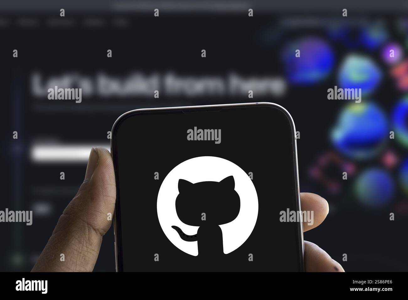 Das github-Logo wird auf dem Smartphone angezeigt. GitHub ist eine proprietäre Entwicklerplattform Stockfoto