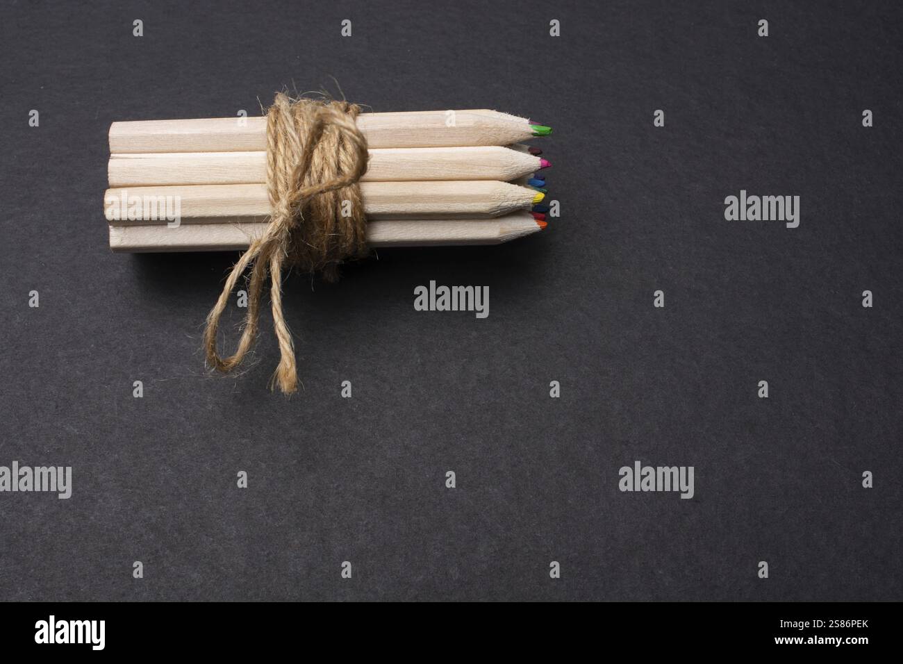 Bündel von Buntstiften mit Schnur auf schwarz gewickelt Stockfoto