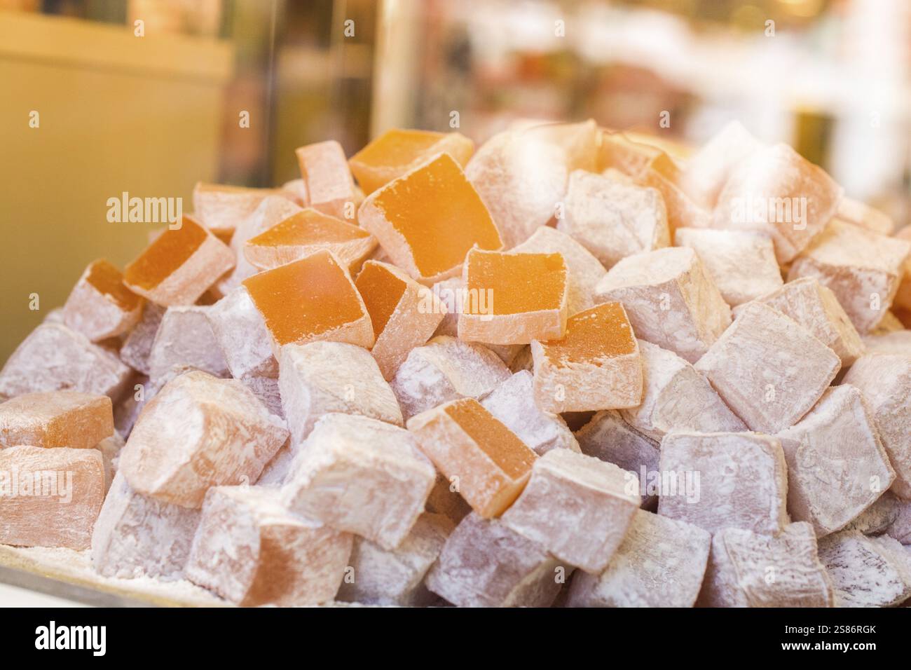 Laden der traditionellen türkischen Honig lokum Zucker überzogen soft Candy Stockfoto