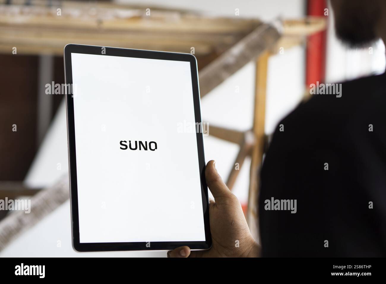 Dhaka, Bangladesch - 20. Januar 2025: suno-Logo wird auf dem ipad angezeigt. suno ist ein generatives Programm zur Musikerstellung künstlicher Intelligenz Stockfoto